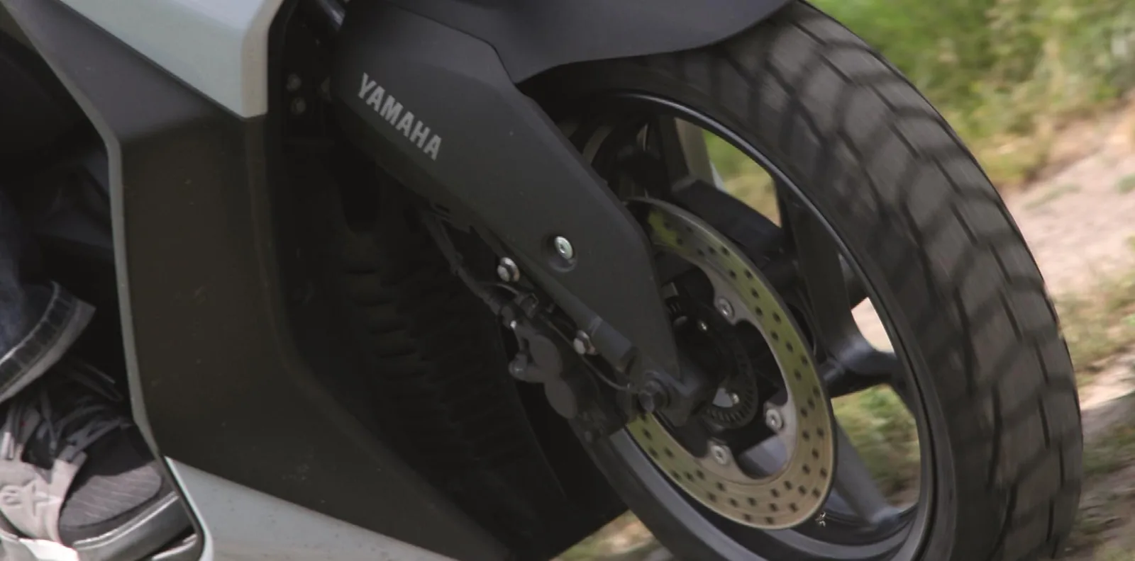 Scooterin arka jantinda lastik sirtinin yakin plani.
