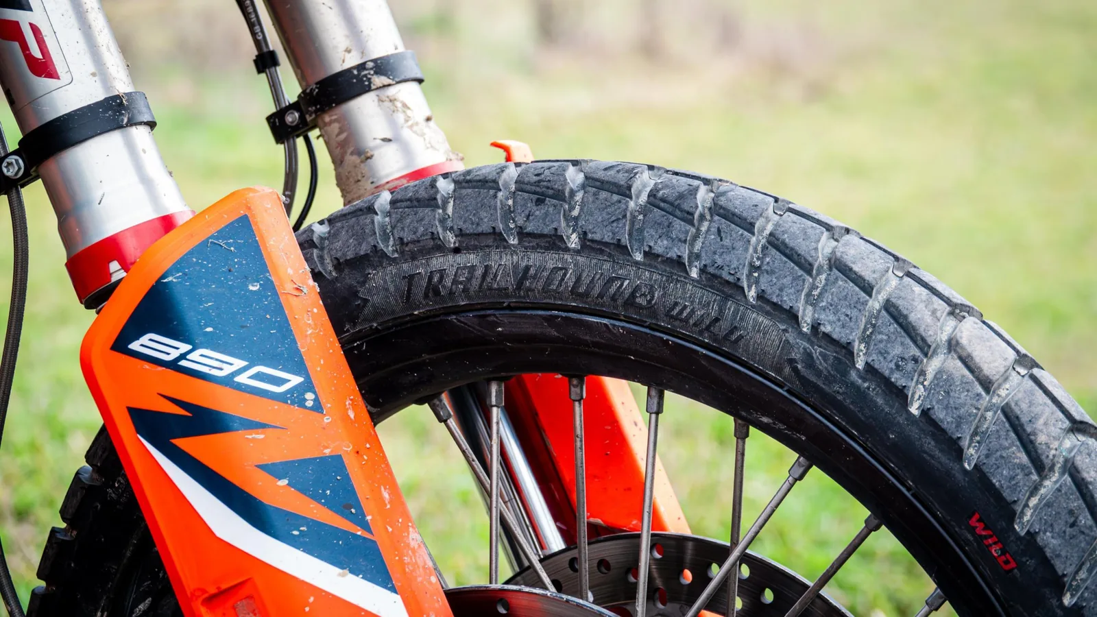 Nahaufnahme der stolligen Trailhound-Lauffläche am Vorderrad eines Adventure-Motorrads.